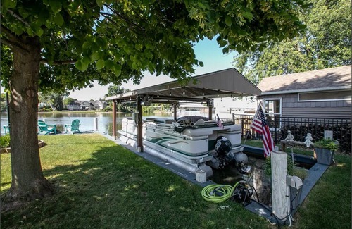 Menasha House | Sleeps 9, Riverview Get-A-Way with Hot Tub! 537 Broad Street Riverview Retreat
