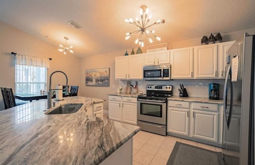 Highgate Park House | Sleeps up to 10 people in this fully equipped- Legacy Park Home