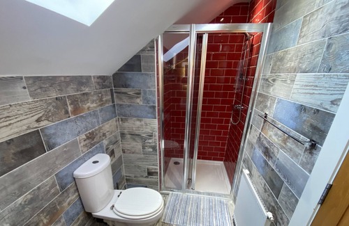 Enniskillen Villa | Sleeps18 / Hot Tub / Sauna / Double Decker Bus / Cinema / Pets Welcome