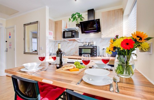 Ponders End Apartment | Sleeps4-FreeParking-Pets-Wifi-Tottenham Stadium