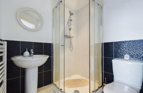 Stafford House | Sleeps6- FamilyFriendly- FreeParking- 3Br