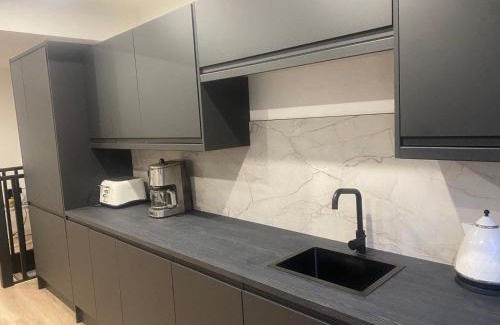 Houston House | Sleeps7-Parking-Garden-Patio