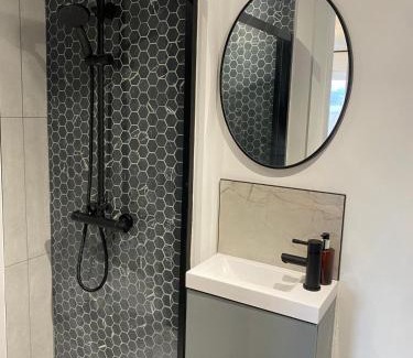 Houston House | Sleeps7-Parking-Garden-Patio