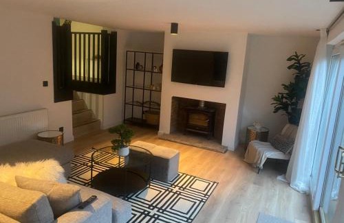 Houston House | Sleeps7-Parking-Garden-Patio