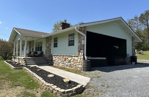 Sevierville House | Sleeps8 w/hot tub, pool table/fire pit, plenty of outdoor seating w/big yard