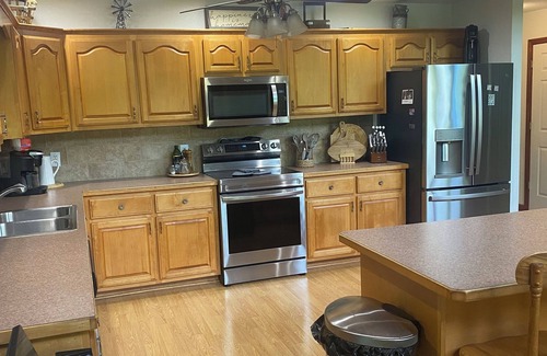 Topton Cabin | Sleepy Bear Lodge. Fire Pit + Starter Wood + Fast Starlink Wi-Fi + Full Kitchen.