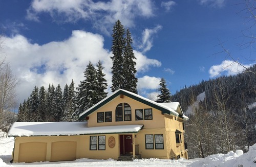 Sunburst Estates Ski Chalet | Sleepy Hollows Chalet (Huge multi-family Chalet at Sun Peaks Resort)