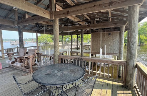 Negreet House | Slice of Heaven 3/2 camp on lakefront w/boathouse