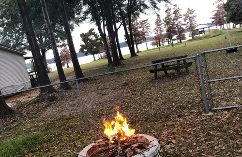 Negreet House | Slice of Heaven 3/2 camp on lakefront w/boathouse