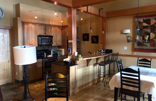 Golden Ski Chalet | Slope Side Luxury Open Beam Townhome Private Hot Tub - True - Ski-in-out