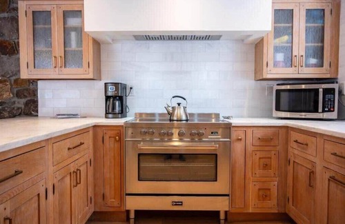 Ludlow House | Slopeside 4-BR Lodge At The Base of Okemo Mountain