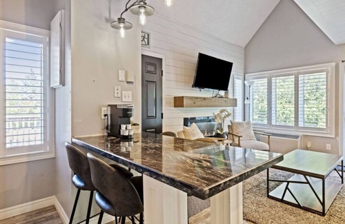 Craigleith Apartment | Slopeside at 209 with Hot Tub + Mountain Views