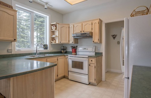 Silver Star Mountain House | Slopeside Chalet Including a Private Suite - Features laundry, BBQ & 2 hot tubs