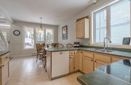 Silver Star Mountain House | Slopeside Chalet Including a Private Suite - Features laundry, BBQ & 2 hot tubs