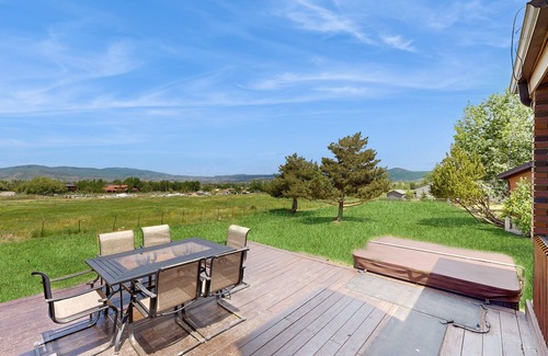 South Snyderville Basin House | Slopeside gem with private hot tub & pool table - across from Cabriolet Lift