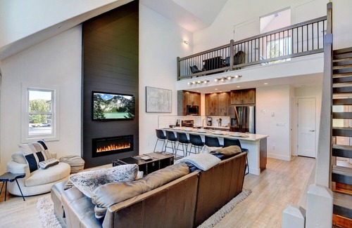 Old Town House | Slopeside Luxury Villa 125 I Private Hot Tub I Ski Views I Best Price I Discounted Attractions