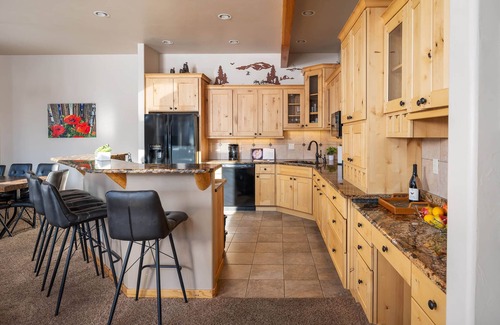 Old Town House | ♥ Slopeside Retreat | Large & Built For Families | Sleeps 17! | Ski Hill Views