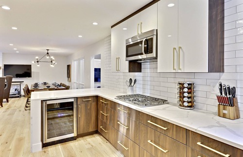 Old Town House | Slopeside River Front Luxury Chalet I HotTub I Firepit I Views I Best Price I Discounted Attractions