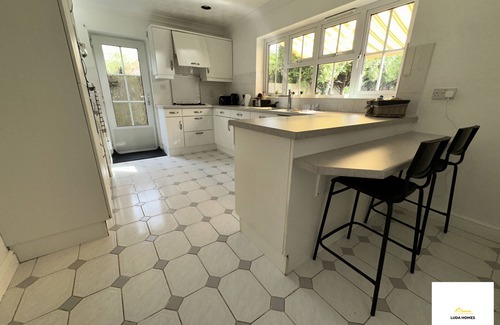 Bray on Thames Apartment | Slough/Sleeps 10/Close to Heathrow/W Parking