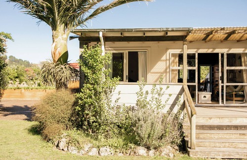 Kairakau House | Slow & Relaxing Days at the cutest old school bach- family & pet-friendly