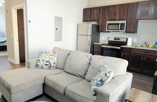 Central West End Apartment | SLU/Barnes Hospital Queen Studio Retreat 203