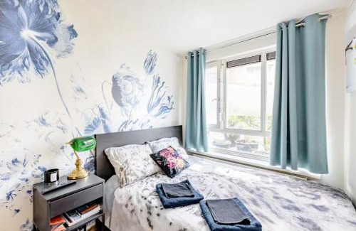 Nieuwmarkt en Lastage Bed & Breakfast | SM Center located room on the canal