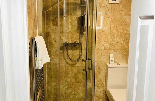 Staines Apartment | Small 3 Bed Flat near Heathrow