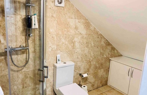 Staines Apartment | Small 3 Bed Flat near Heathrow