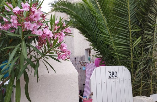 Narbonne-Plage Cabin | Small bungalow with terrace/mezzanine/pool/parking 200 m from the sea.