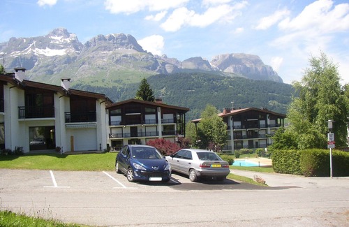Sallanches Ski Chalet | Small chalet in residence with swimming pool