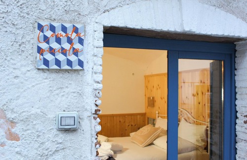 Castel Morrone Hotel | SMALL COMOLA