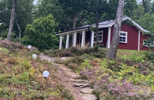 Varnamo Municipality Cottage | Small cottage with 20 m to Lake Hindsen