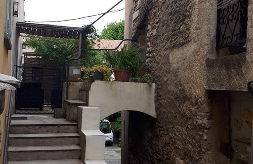 Saint-Etienne-les-Orgues Apartment | Small artist's house