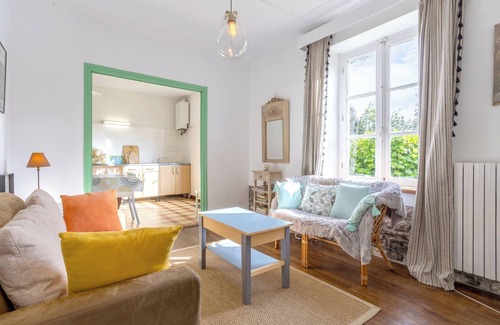 Plobannalec-Lesconil House | Small House 5 Minutes from the Beach by Car with Private Terrace and Garden