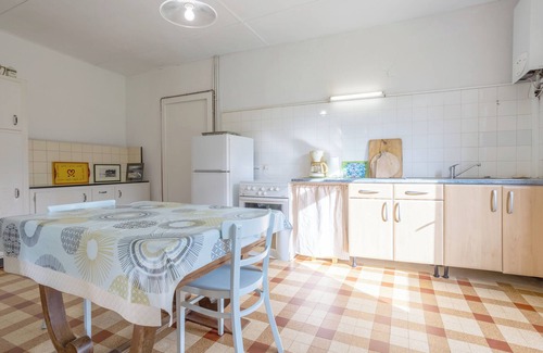 Plobannalec-Lesconil House | Small House 5 Minutes from the Beach by Car with Private Terrace and Garden