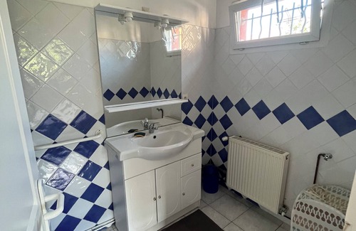 Decines-Charpieu House | Small house in a private garden near Groupama Stadium and LDLC Arena