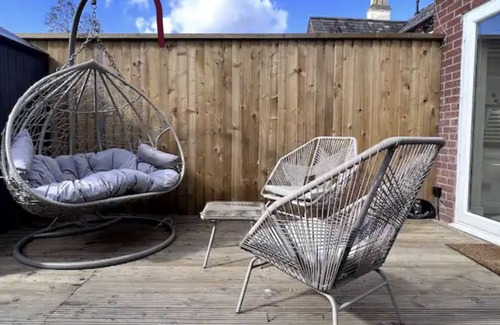 Shrewsbury House | Small house with a quintessentially English walled garden.