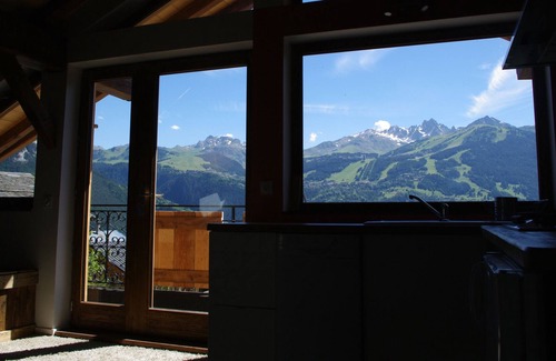 Bozel Apartment | Small old wood chalet