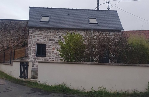 Erquy House | SMALL ROSES SANDSTONE HOUSE NEAR THE BEACHES