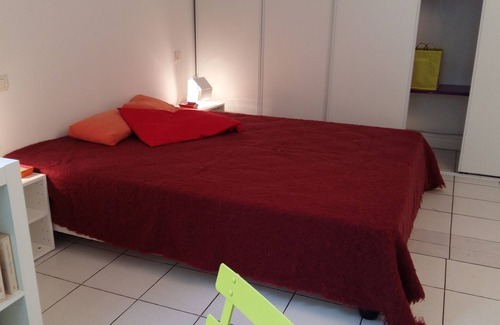 Quartier Saint-Ambroise Bed & Breakfast | Small studio in private green alley in the heart of Paris