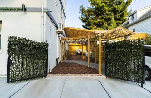 East Flushing House | Smart Home with Skylight! 1500 sqft Deck!