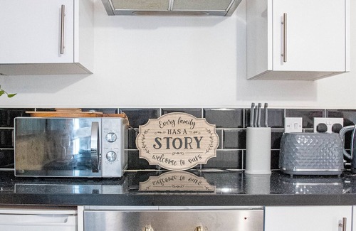 Leeds Apartment | Smart Stay for Contractors by Kirkstall Centre