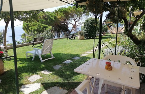 Pieve Ligure Apartment | Smart studio for 2 people, facing the sea, with outdoor gazebo, garden and pool