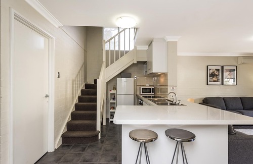 Subiaco Apartment | Smart three bedroom apartment with swimming pool & spa.