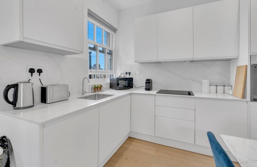 Turnham Green Apartment | Smart TV & Netflix | 20 mins to Heathrow | Balcony