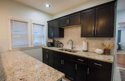 Rockford Apartment | Smart TV | Wifi | Free Parking | 5min to DT | Pets
