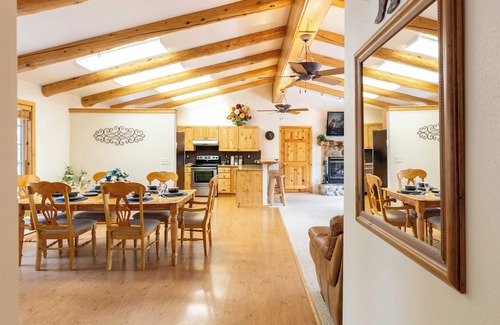 Ketchum House | Smiley Creek Log Cabin: Idyllic Location with Lakes, Hiking & Winter Sports
