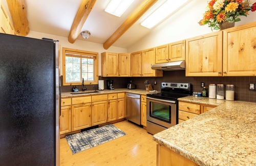 Ketchum House | Smiley Creek Log Cabin: Idyllic Location with Lakes, Hiking & Winter Sports