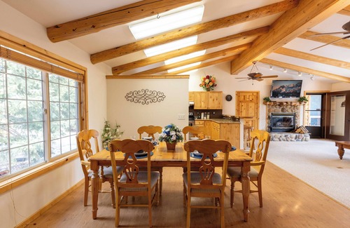 Ketchum House | Smiley Creek Log Cabin: Idyllic Location with Lakes, Hiking & Winter Sports