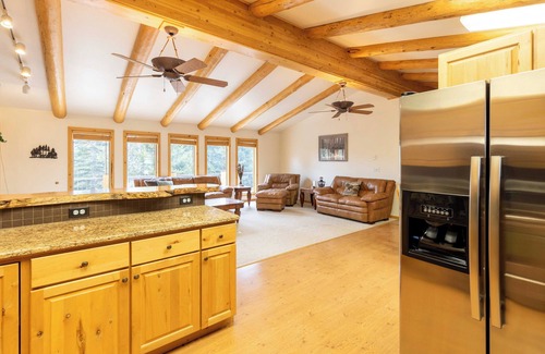 Ketchum House | Smiley Creek Log Cabin: Idyllic Location with Lakes, Hiking & Winter Sports